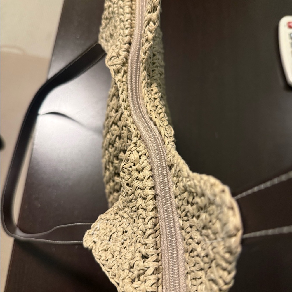 Woven Tan Tote Bag With Zipper Closure - Picture 3 of 9